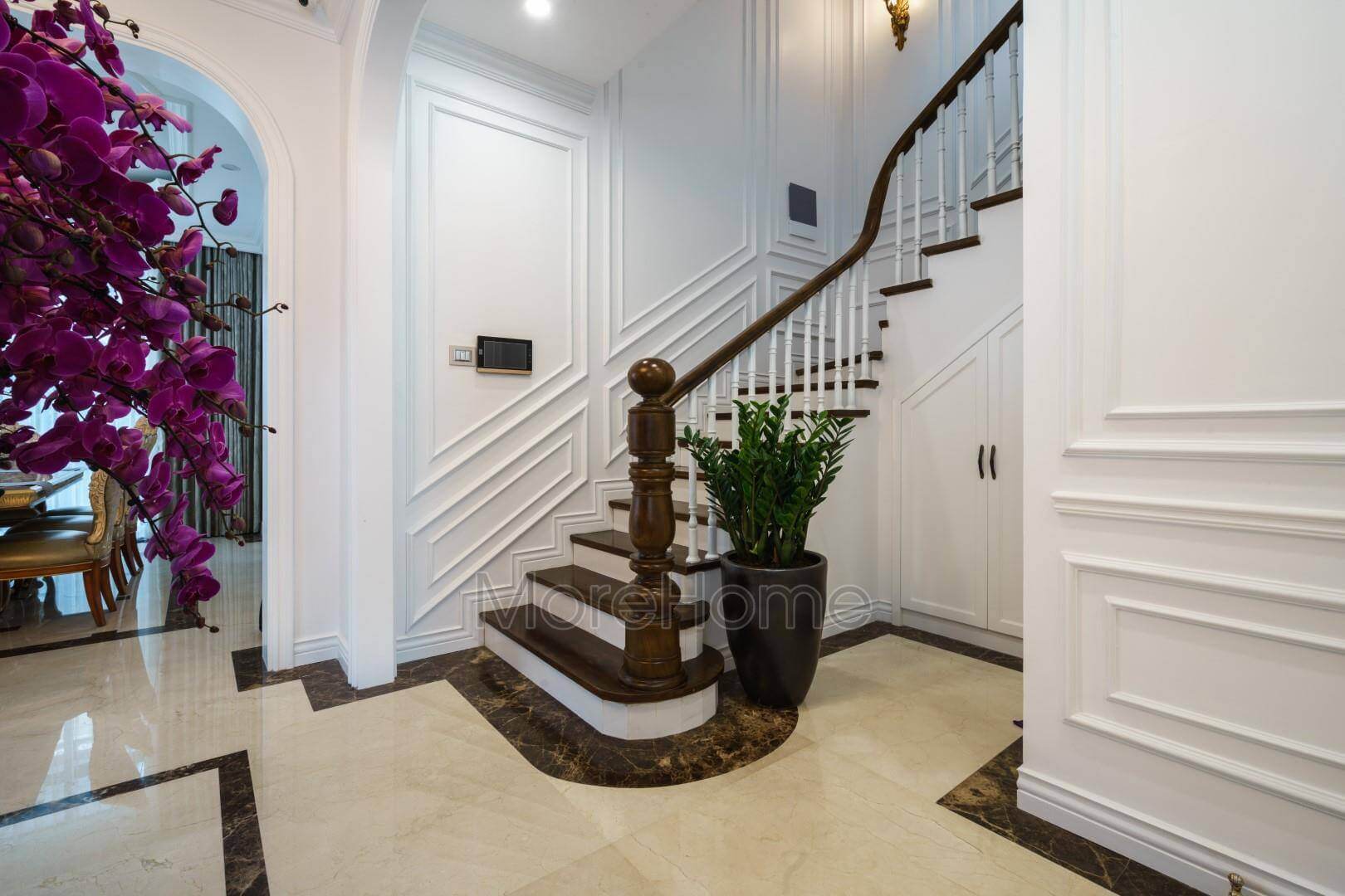 Morehome chuyên thiết kế thi công cầu thang cho biệt thự hiện đại, biệt thự cổ điển với chất liệu gỗ, kính, inox,... Thi công nội thất biệt thự tân cổ điển