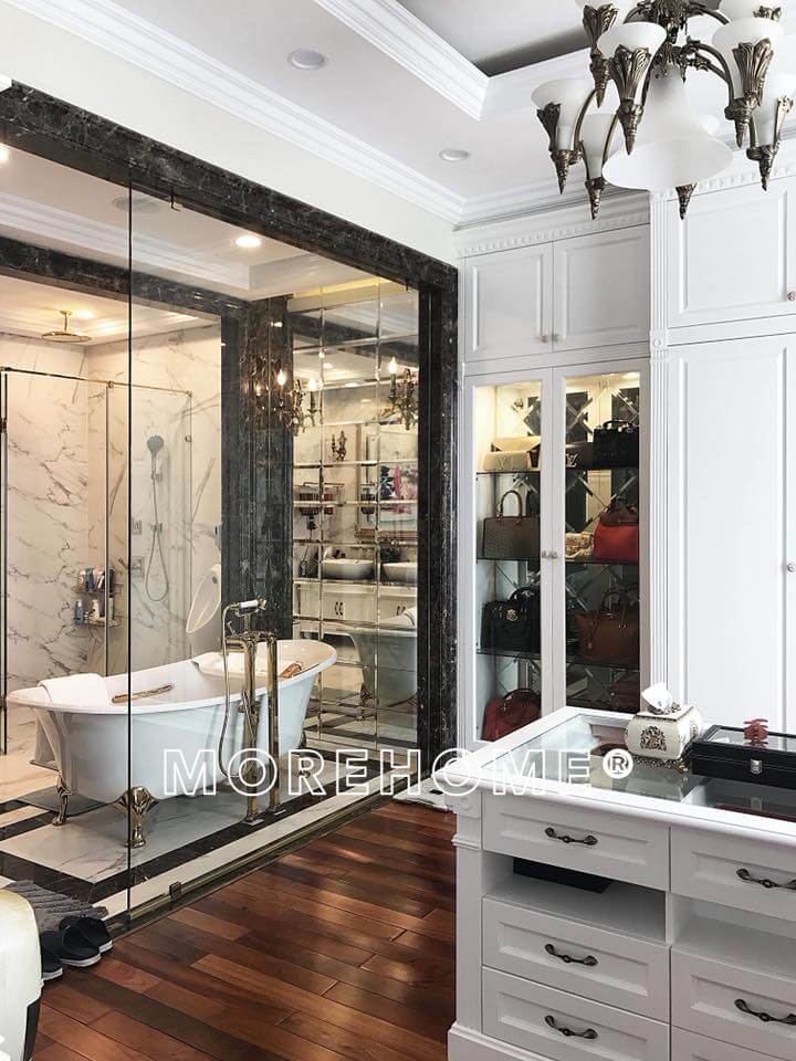 Nội thất phòng tắm trang trí với chất liệu mạ vàng cao cấp từ vòi rửa tới kệ lavabo Thi công nội thất biệt thự tân cổ điển