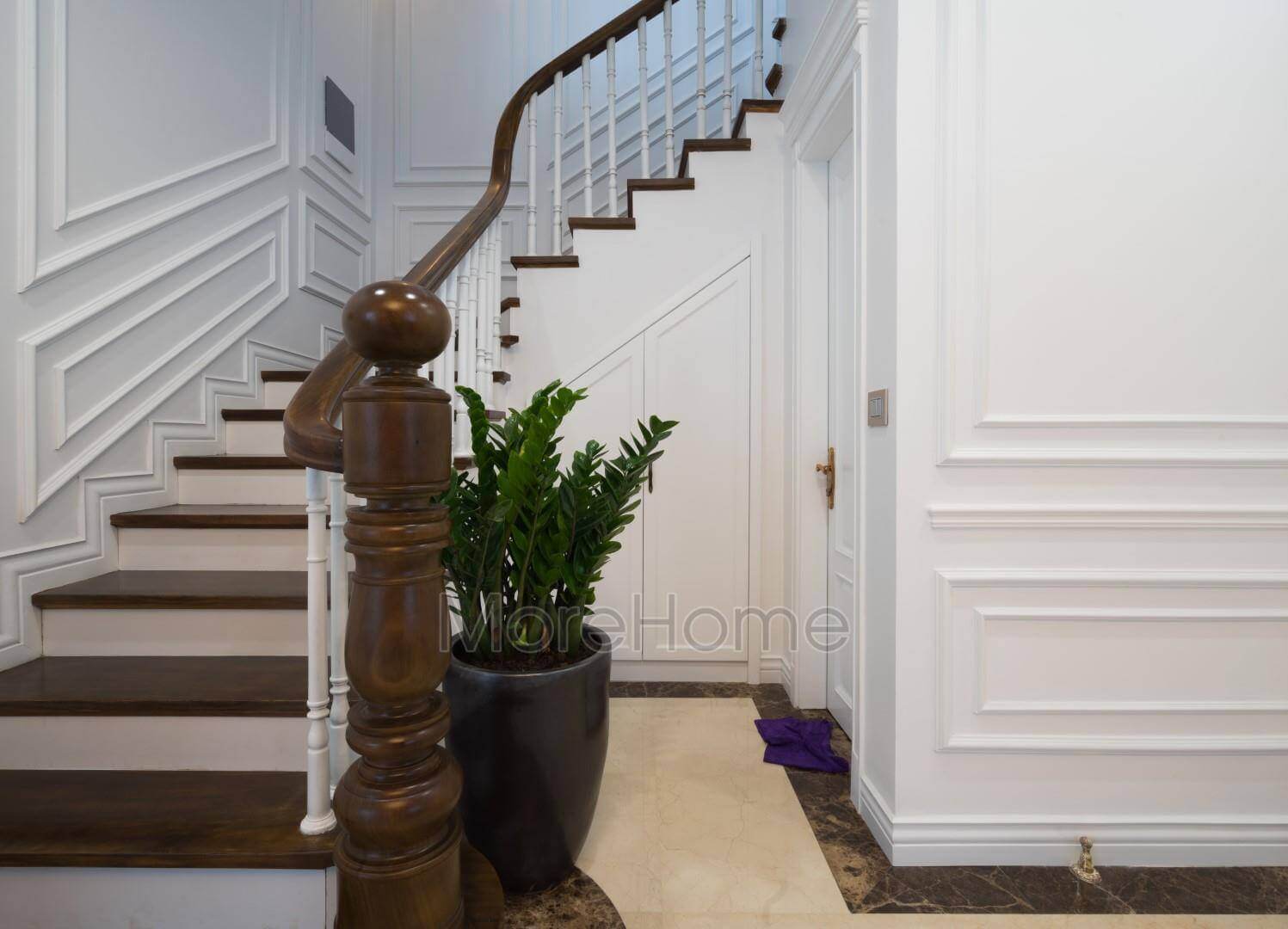 MoreHome tính toán kỹ lưỡng yêu cầu thiết kế và tiêu chuẩn phong thủy để đem lại cầu thang ưng ý nhất cho khách hàng Thi công nội thất biệt thự tân cổ điển