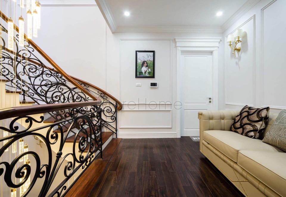 Không gian biệt thự sang trọng được chú trọng từng chi tiết phào chỉ, sofa, tranh treo tường, đèn,... Thi công nội thất biệt thự tân cổ điển