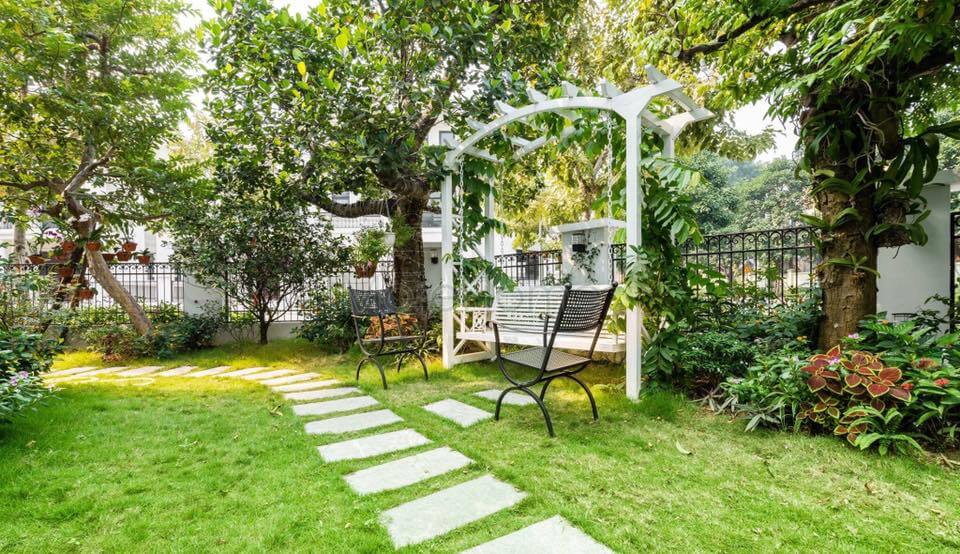 Bố trí nhiều tầng cây khác nhau gia chủ dễ dàng có một khu vườn quanh năm xanh tốt Thi công nội thất biệt thự tân cổ điển
