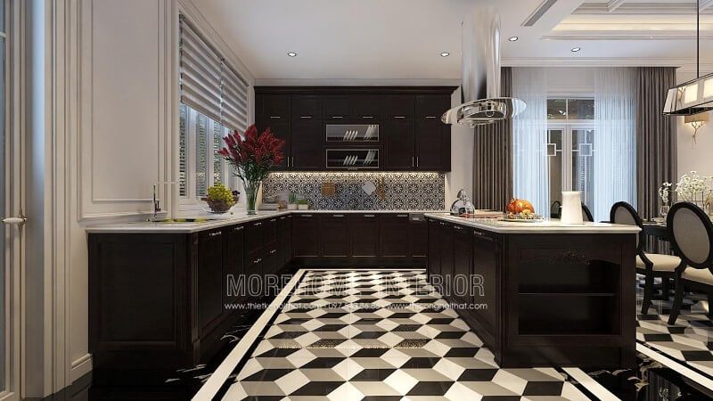 Trong không gian phòng bếp tân cổ điển sử dụng kính ốp bếp họa tiết cao cấp vừa tiện lợi sạch sẽ, lại phù hợp với phong cách của cả căn phòng.